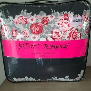 NWT Black Rose Full/Queen Comforter Set